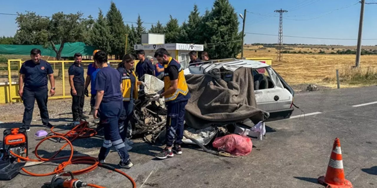 Kamyon ile Otomobil Çarpıştı: Baba ve Kızı Yaşamını Yitirdi