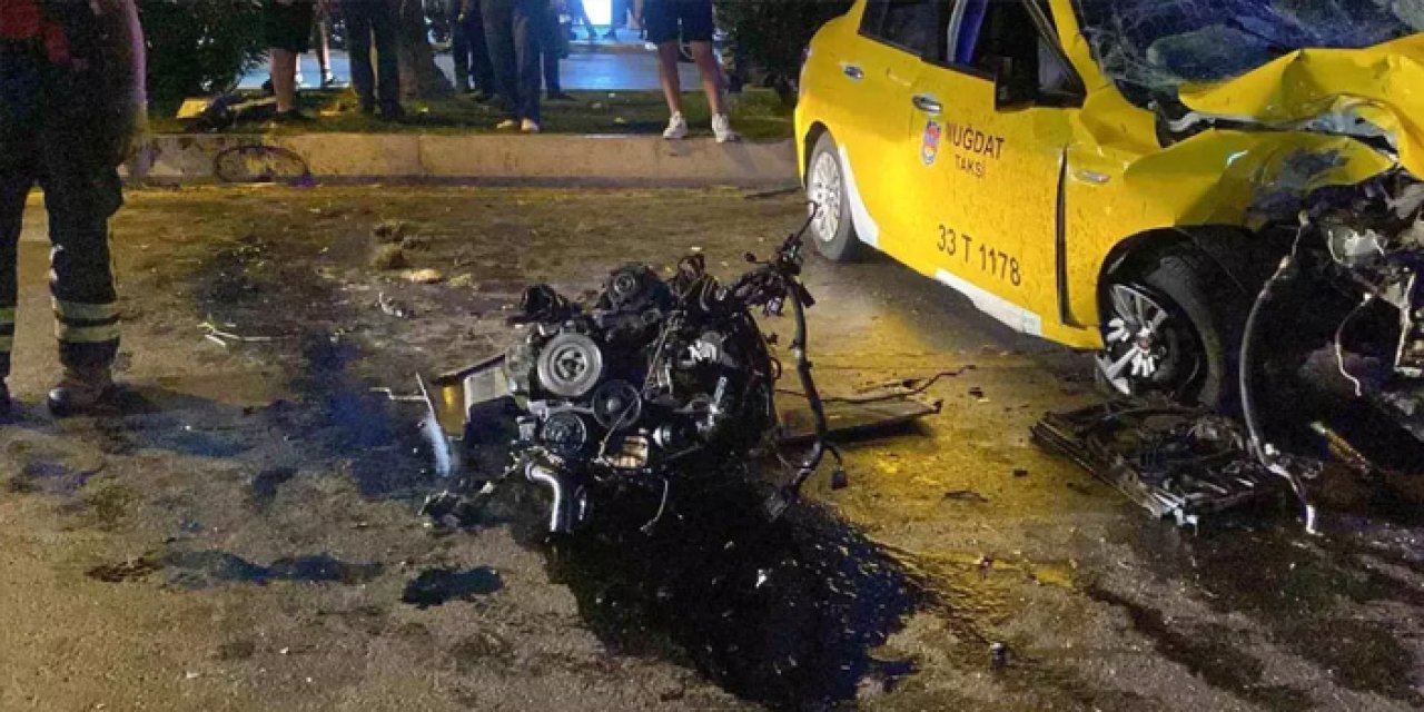 Mersin’de Ticari Taksi Kazası: Motor Yola Saçıldı