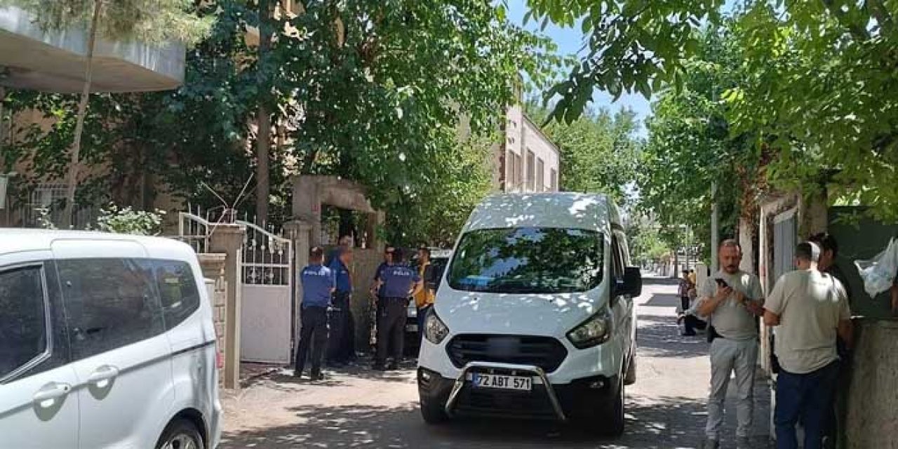 Eşini ve iki kızını bıçakla yaraladı! Camide yakalandı!