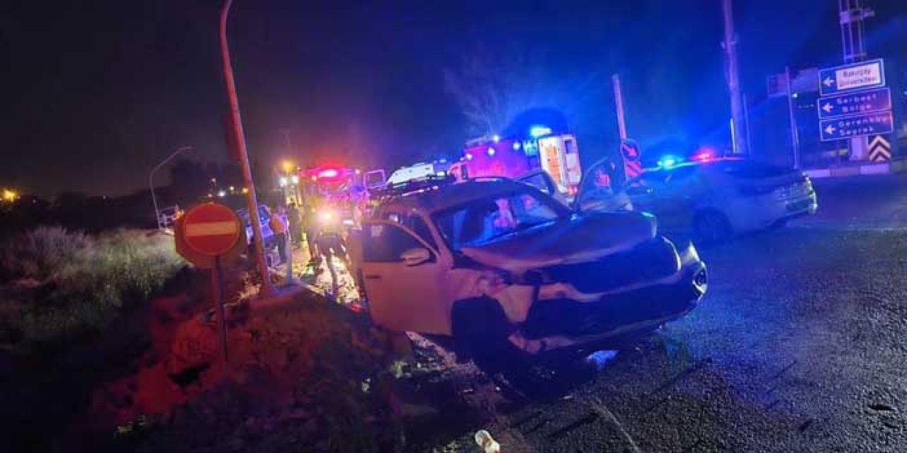 İzmir’de feci kaza: Kamyonetle otomobille çarpıştı, 2'si ağır 7 kişi yaralandı