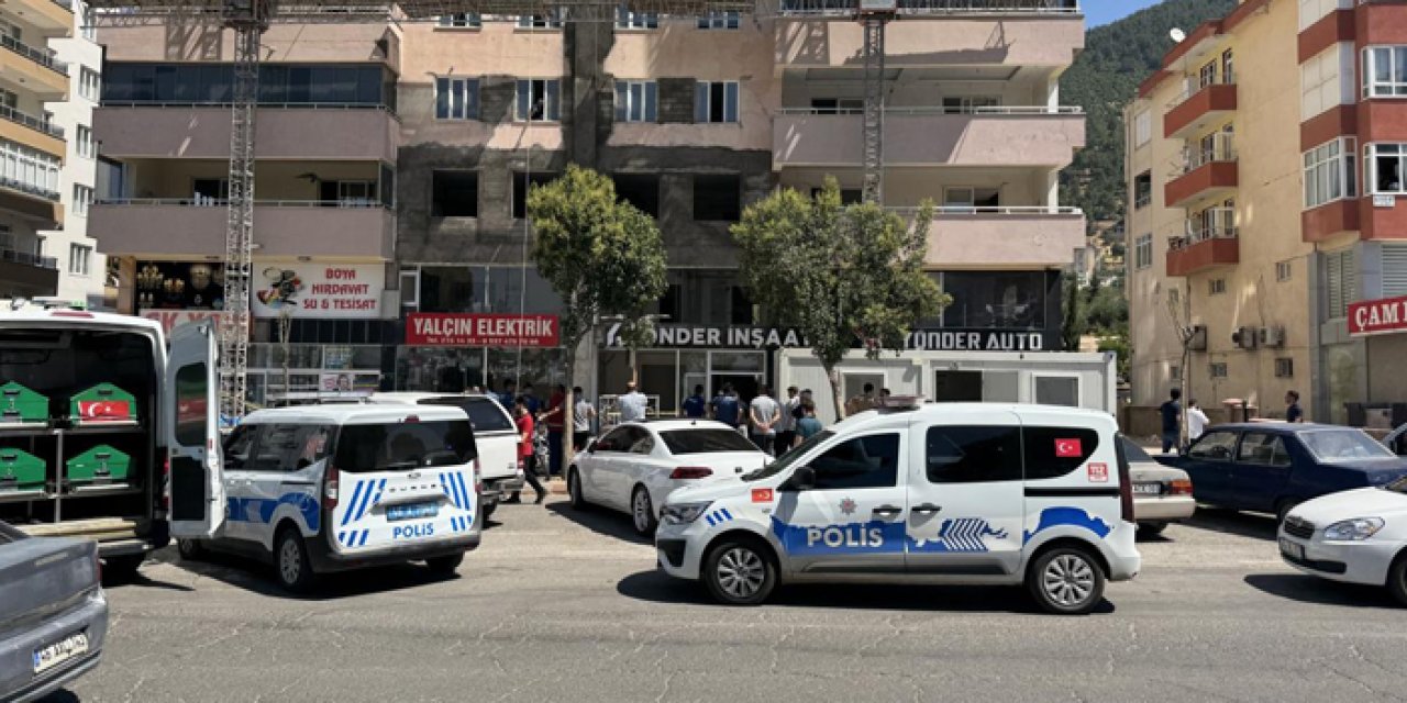 Kahramanmaraş’ta tadilat iskelesi çöktü: 2 işçi yaşamını yitirdi