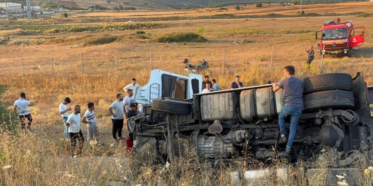 Kuzey Marmara Otoyolu'nda tır şarampole devrildi: 2 ölü