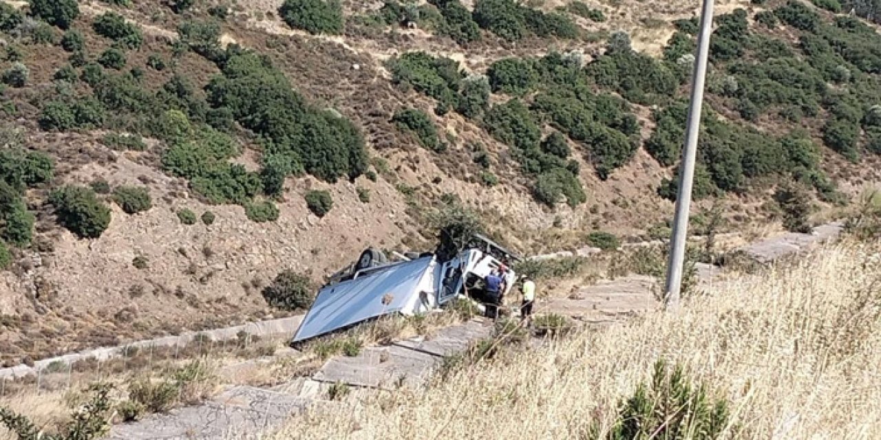 Feci Kaza: İzmir’de Kamyon Uçuruma Yuvarlandı