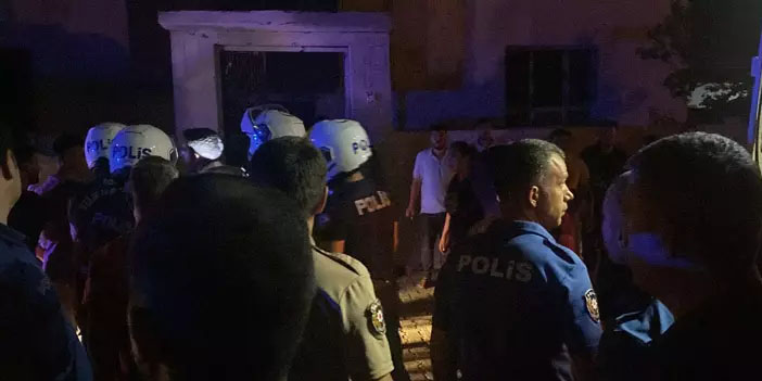 Madde bağımlısı şüpheli, babasının evini yaktı; Mahalleli saldırdı, polis kurtardı