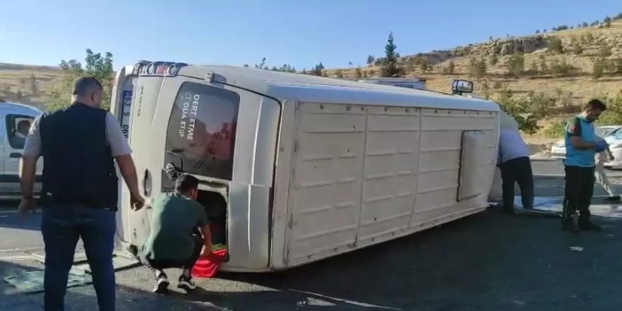Suruç’ta Otomobil ile Servis Minibüsü Çarpıştı: 13 Kişi Yaralandı