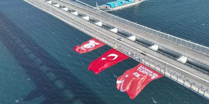 1915 Çanakkale Köprüsü’ne 15 Temmuz anısına Türk Bayrağı asıldı