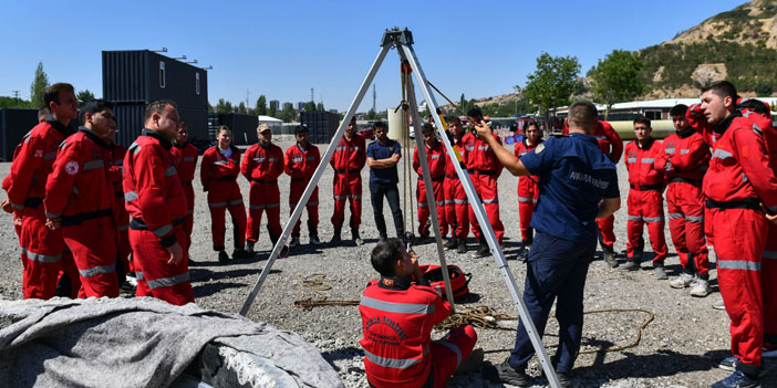 Ankara’da 300 yeni itfaiyeciye kriz yönetimi ve kurtarma eğitimi
