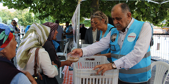 Tulpar Derneği Ankara Hacı Bayram’da şehitler için aşure dağıttı