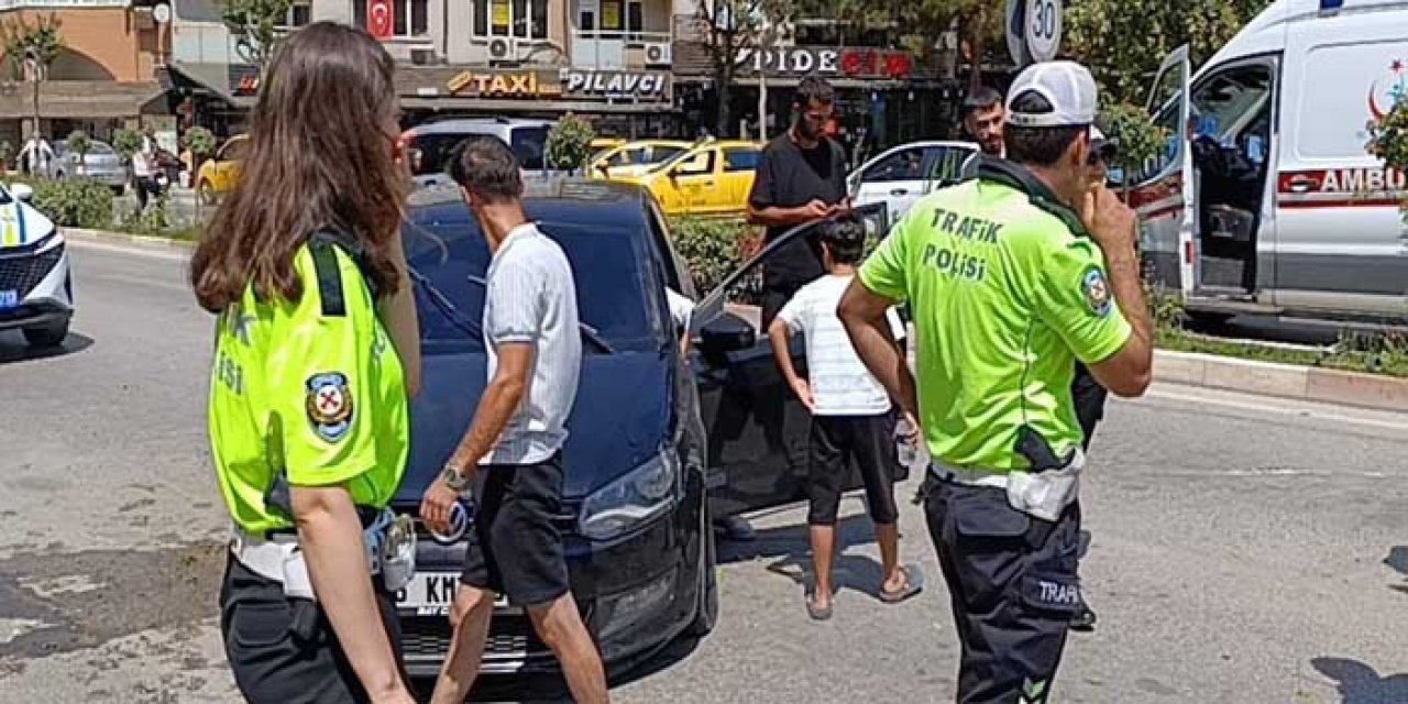 Otomobil ile hafif ticari araç kafa kafaya çarpıştı: 4 yaralı
