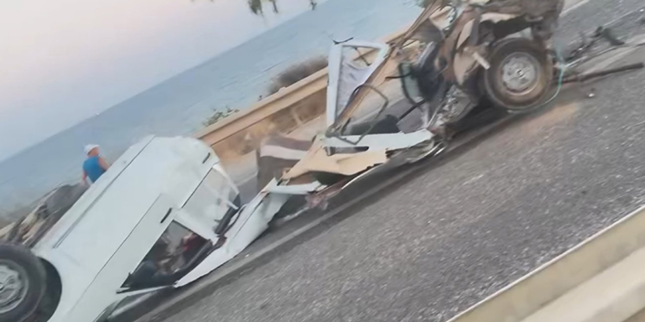 Mersin'de feci kaza: Otomobil ikiye bölündü