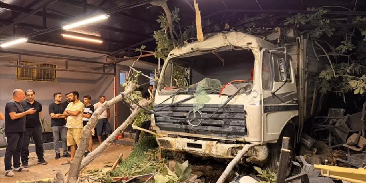 Antakya'da Hurda Yüklü Kamyon Restoran Bahçesine Düştü: 2 Yaralı