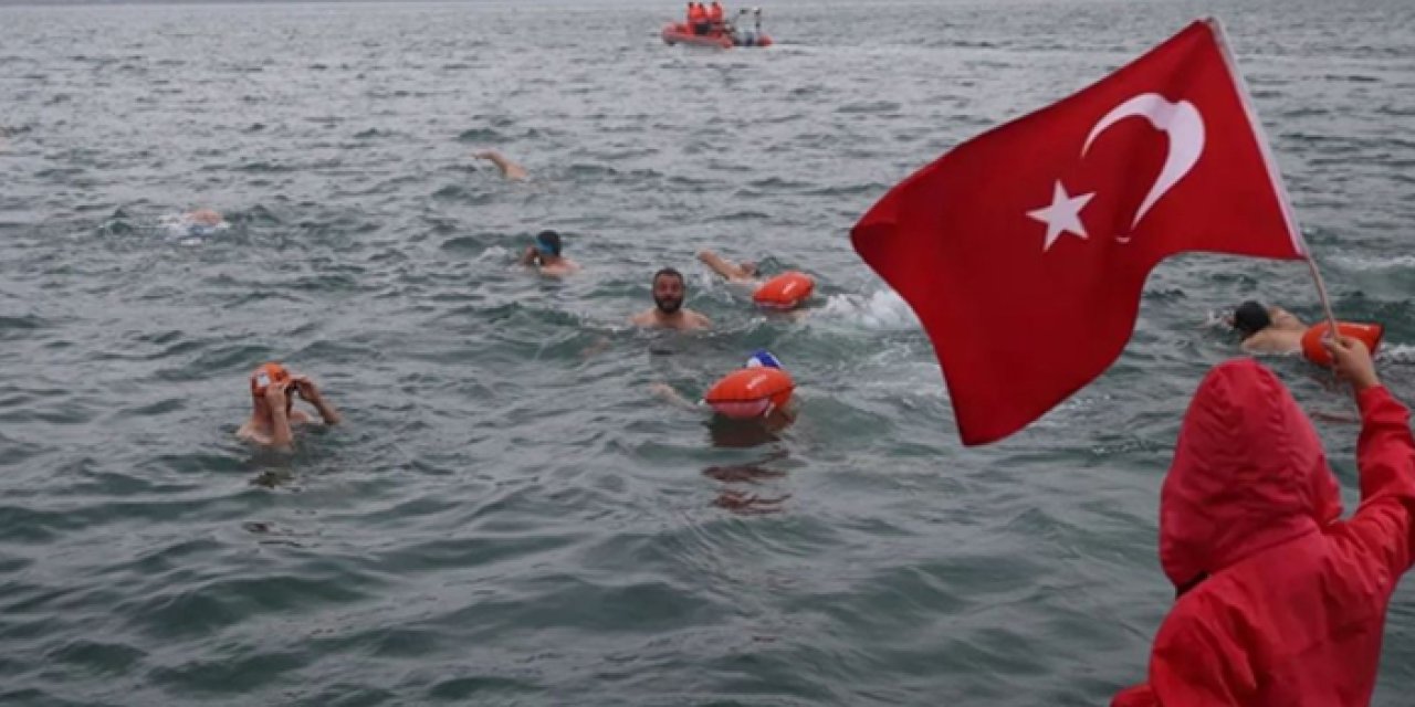 Zorlu koşullarda yüksek performans: Karadeniz’in dalgalarında 15 Temmuz’a saygı yüzüşü