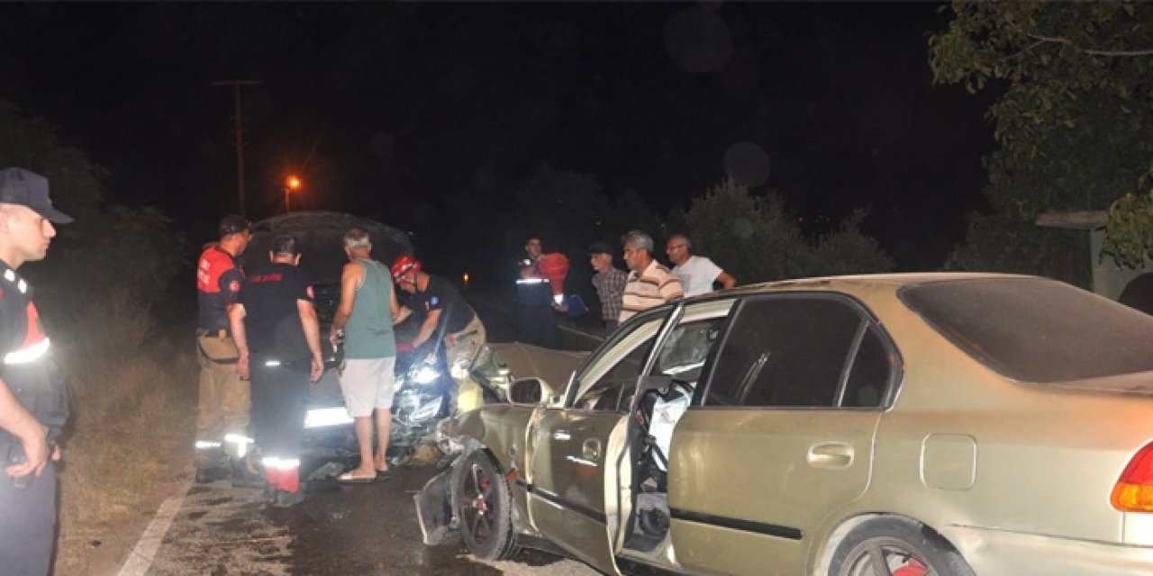 İzmir Ödemiş’te Feci Kaza: İki Otomobil Kafa Kafaya Çarpıştı, 4 Yaralı