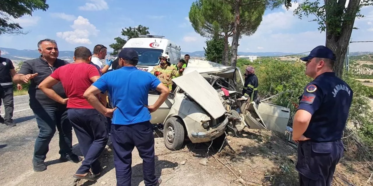 Manisa’da Feci Kaza: Otomobil Ağaca Çarptı, 1 Kişi Hayatını Kaybetti, 4 Yaralı