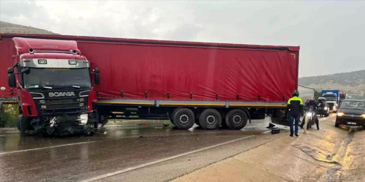 Afyonkarahisar’da Yağış Kazaya Neden Oldu: Tır Otomobile Çarptı