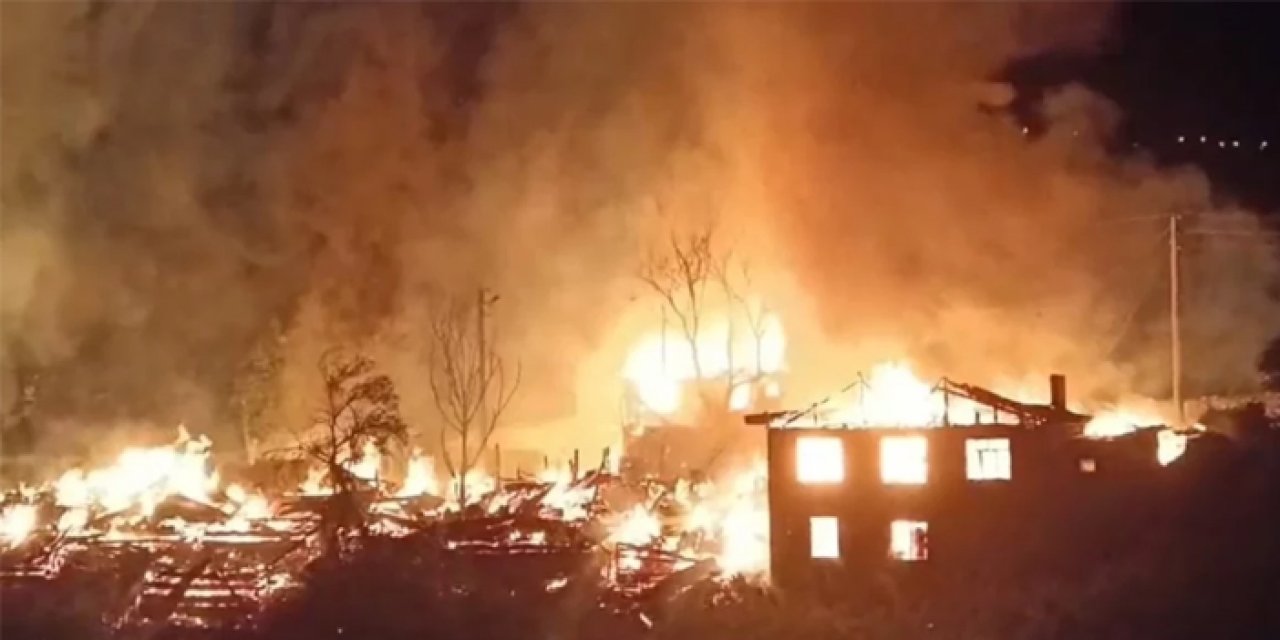 Bolu'da gece yarısı korkutan yangın: Köyde 5 ev 7 samanlık kül oldu