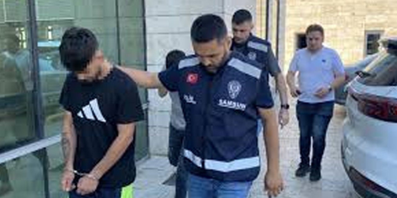 Okul müdürünün odasına girip parasını çaldılar