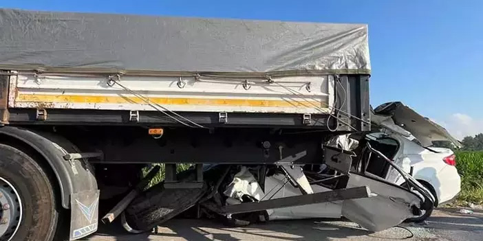 Sakarya’da feci kaza : Otomobil tırın altına girdi