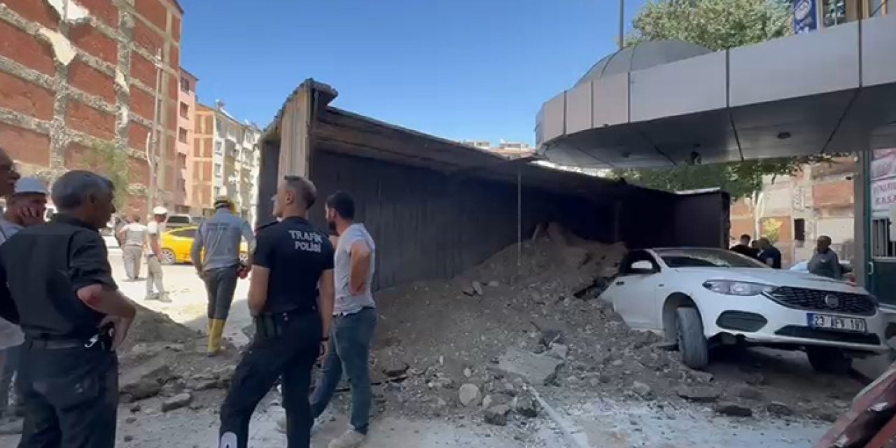 Elazığ’da hafriyat kamyonu otomobilin üzerine devrildi