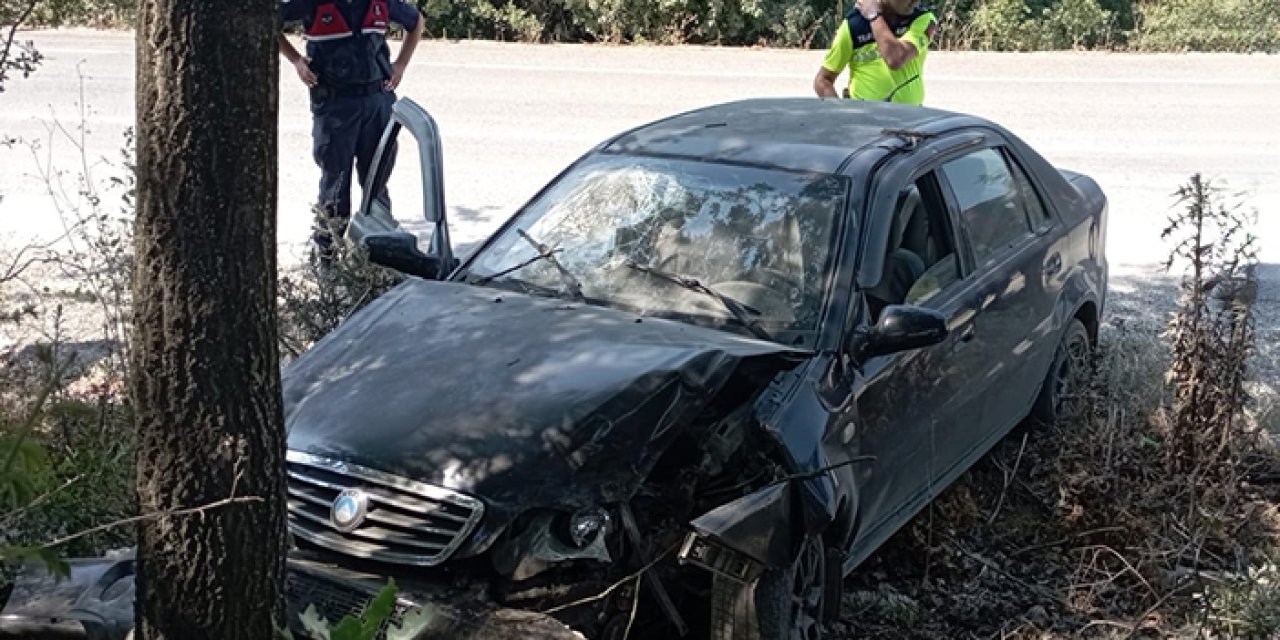 Bursa İnegöl’de otomobil ağaca çarptı