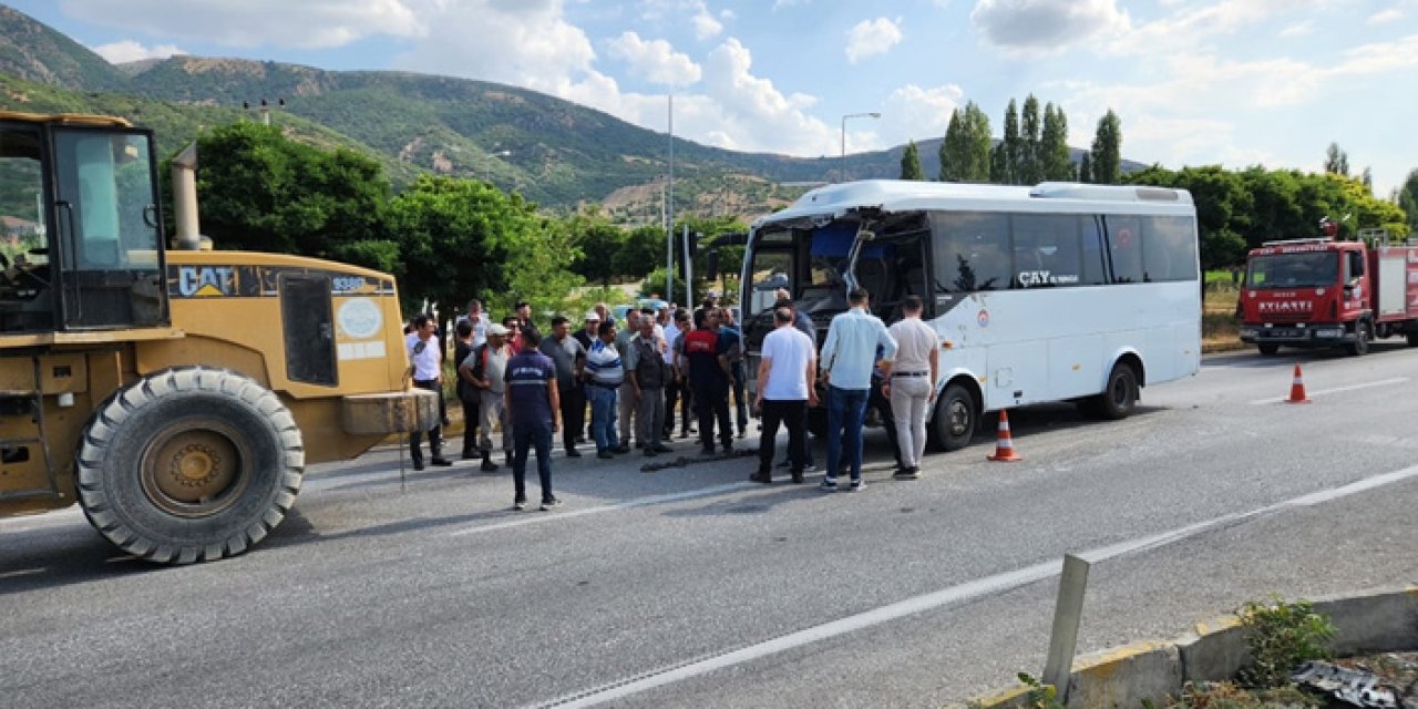 Afyonkarahisar’da Midibüs ile TIR Çarpıştı: 1’i Çocuk 7 Yaralı