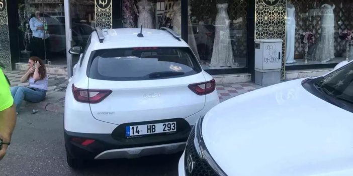 Amasya’da Kontrolden Çıkan Otomobil Gelinlik Mağazasına Girdi