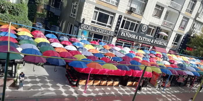 Konur Sokak rengarenk şemsiyelerle süslendi, ortam serinledi