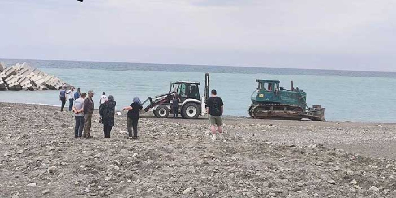 Korkun kaza: İş makinesi sahilde güneşlenen kadını ezdi