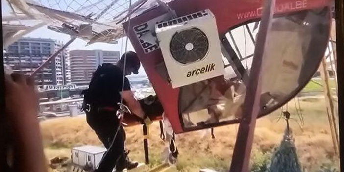 Bursa'da 60 metrelik vinç devrildi, operatör askıda kaldı