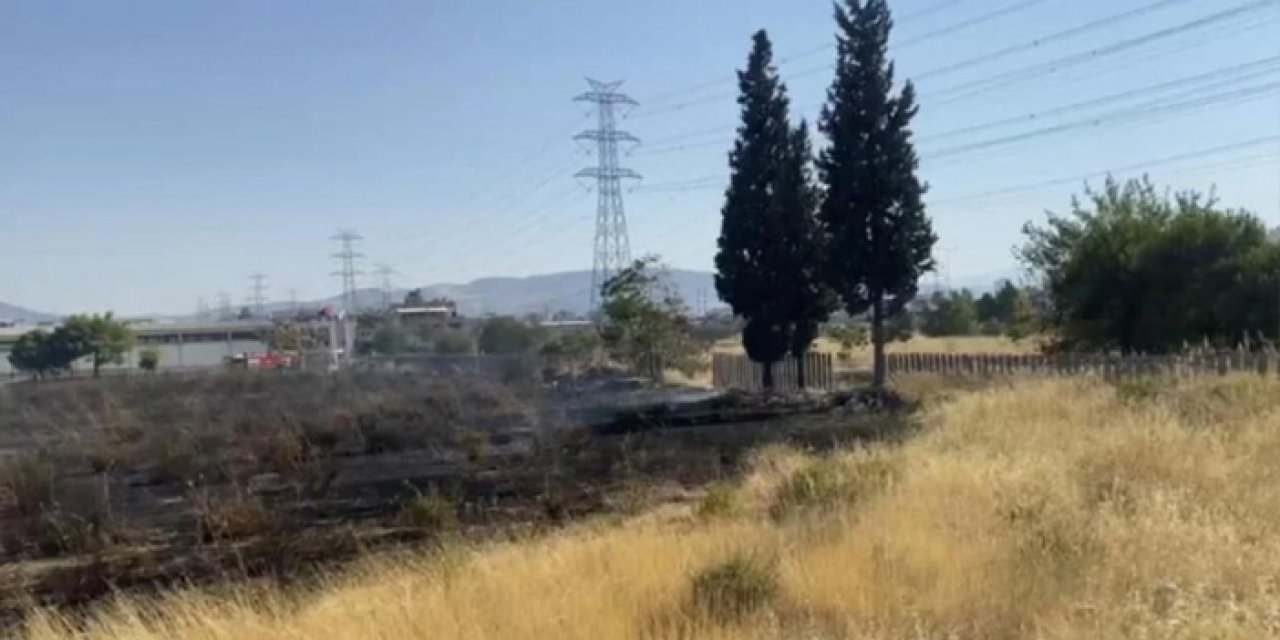 İzmir’de Otluk Alanda Çıkan Yangın AVM Otoparkına Sıçradı: 2 Araç Zarar Gördü