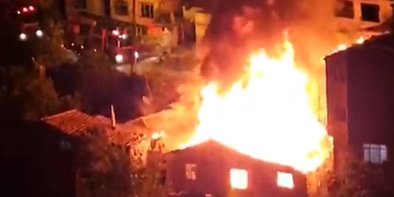 İstanbul'da gece yarısı facia: 4 gecekondu kül oldu