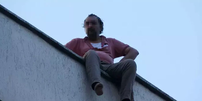 İntihar için çatıya çıktı , mahalle ayağa kalktı