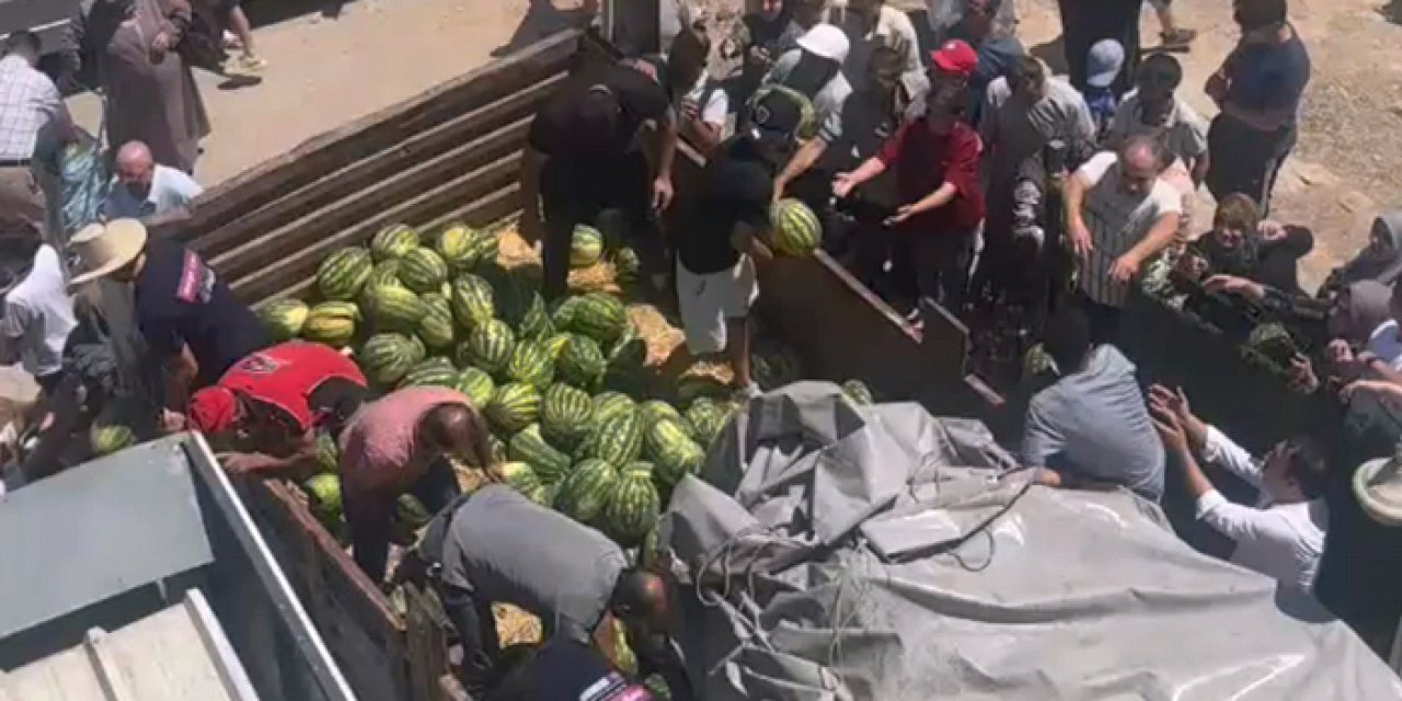 Bursa’da mağazadan ücretsiz karpuz sürprizi