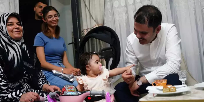 Bakan Kurum, Malatya'da depremzede aileyi ziyaret etti