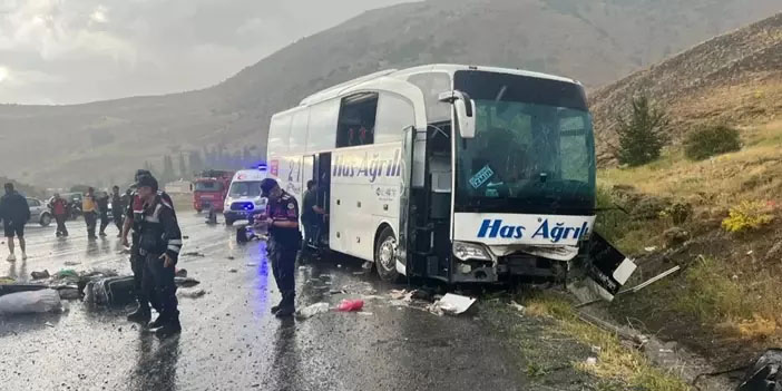 Sivas'ta yolcu otobüsü devrildi: 3 ölü, 24 yaralı