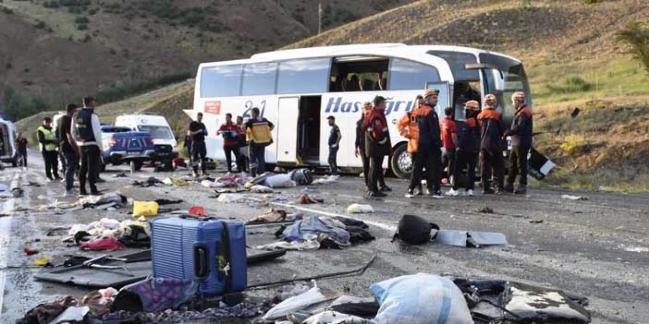 İzmir'e gelen yolcu otobüsü devrildi: 3 ölü, 24 yaralı