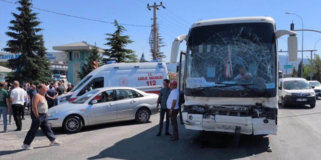 Kütahya’da Servis Otobüsü Tankere Çarptı: 35 Kişi Yaralandı
