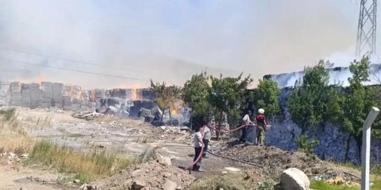 Torbalı’da Kağıt Fabrikasında Korkutan Yangın: Müdahale Sürüyor