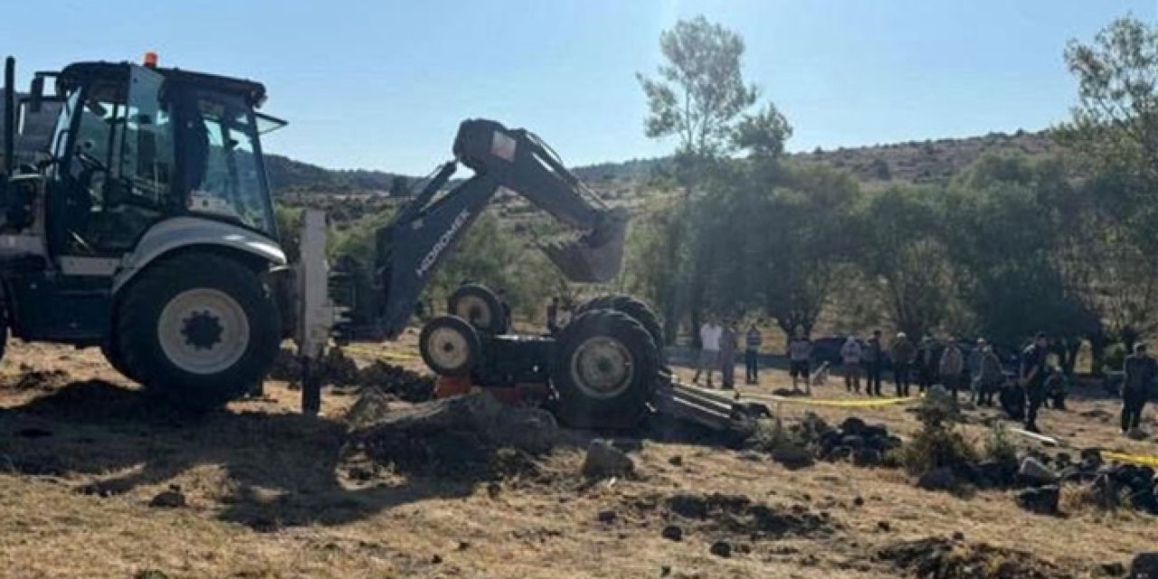 Tarlada devrilen traktörün altında kalan çift, öldü