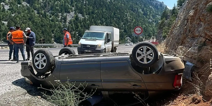 Antalya'da Kontrolden Çıkan Otomobil Kayalıklara Çarptı: 2 Yaralı