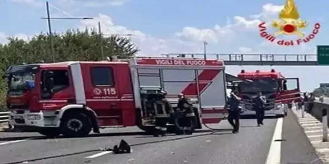 İtalya'da uçak, otoyola düştü: 2 ölü