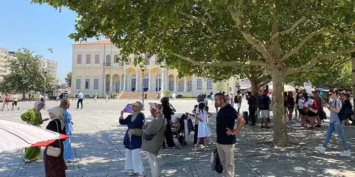 İzmir’de kavurucu sıcak: Vatandaşlar gölgelik alanlara sığındı