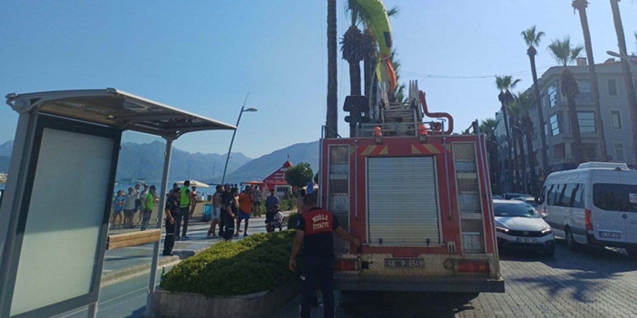 Marmaris’te Paraşüt Ağaca Takıldı: 2 Kişi Kurtarıldı