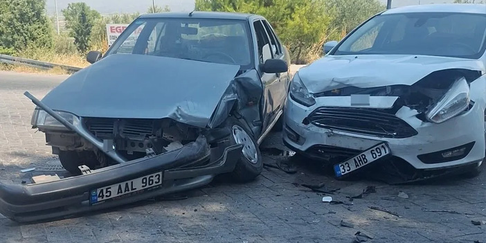 Manisa’da Kavşakta Kaza: 2 Kişi Yaralandı