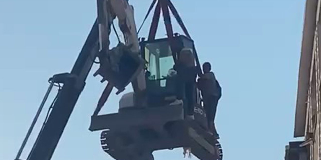 İstanbul’da yürekleri ağza getiren yıkım: Kepçeyle havada yolculuk