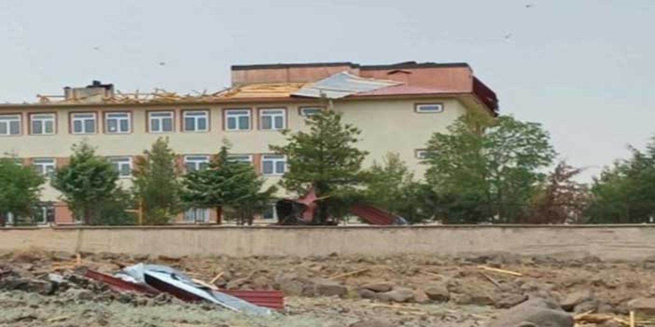 Diyarbakır'da kuvvetli rüzgar okulun çatısını uçurdu