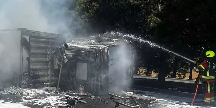 Balıkesir'de devrilen tır alev aldı: Sürücü yaralı