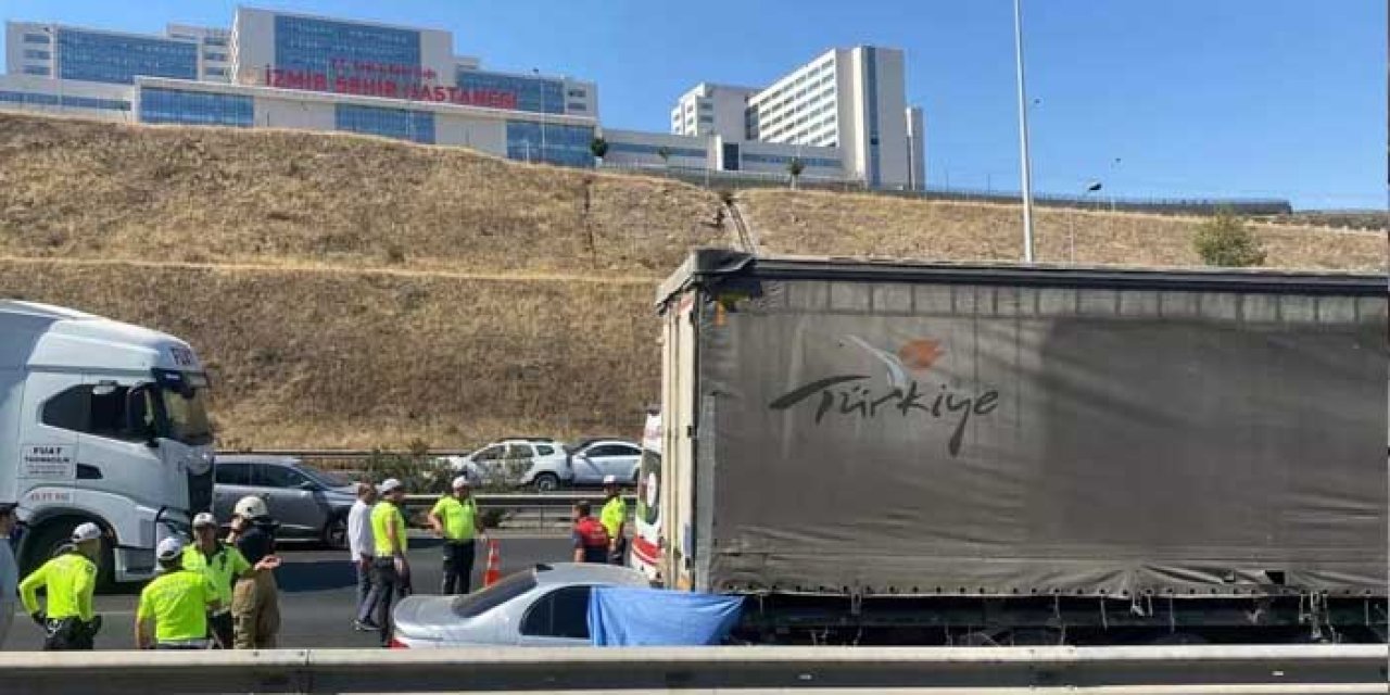 İzmir’de TIR’a Arkadan Çarpan Otomobilde 1 Ölü, 1 Yaralı