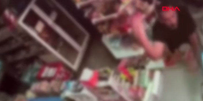 Dondurmasını değiştirmeyen market sahibine palalı saldırı: O anlar kamerada