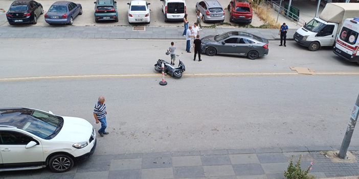 Dikmen İlker Caddesi'nde otomobil motosiklete çarptı